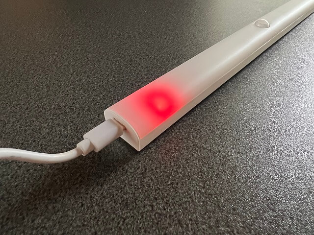 人感・明暗センサーLEDロングバーライトを充電しているところ