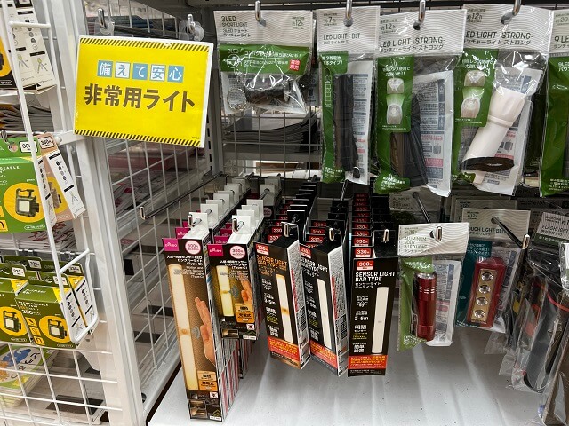 人感・明暗センサーLEDロングバーライトが売られているコーナー