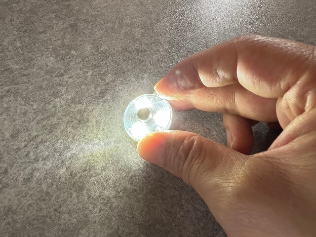 100均のセリアで売っているストラップライトの電源をONにしたところ