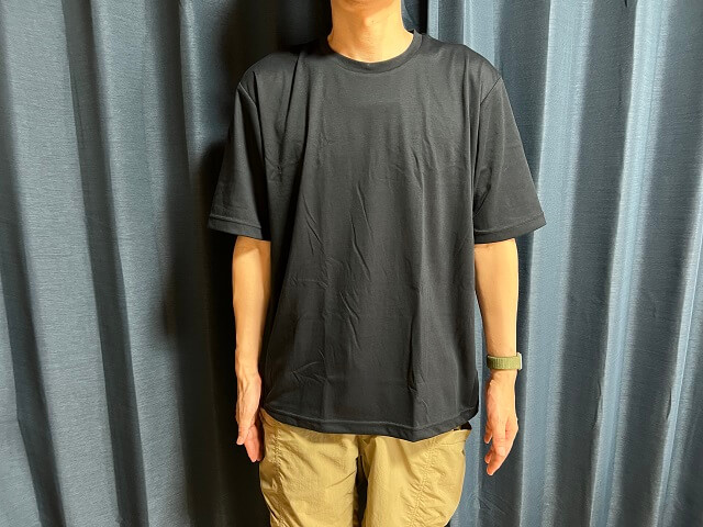 ワークマンで売っているメディヒール リカバリールームシャツ半袖を着ているところ