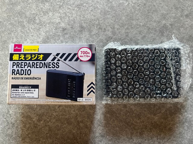 100均のダイソーで売っている防災グッズの備えラジオ内容物