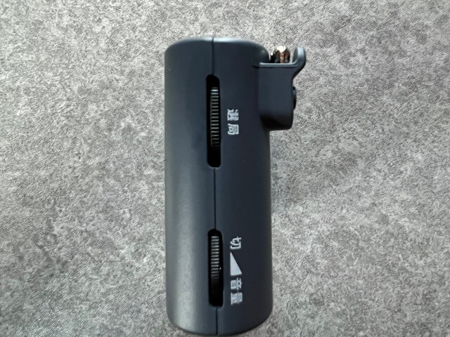 100均のダイソーで売っている防災グッズ備えラジオの側面にあるスイッチ類
