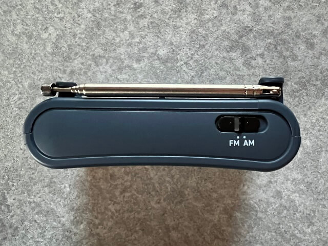 100均のダイソーで売っている防災グッズ備えラジオのAM/FM切換スイッチ