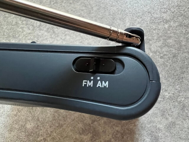 100均のダイソーで売っている防災グッズ備えラジオのFM/AM切換スイッチ