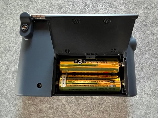 100均のダイソーで売っている防災グッズ備えラジオに単三電池を入れる