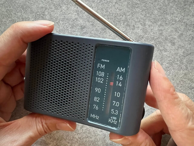 100均のダイソーで売っている防災グッズ備えラジオの選局ダイヤル