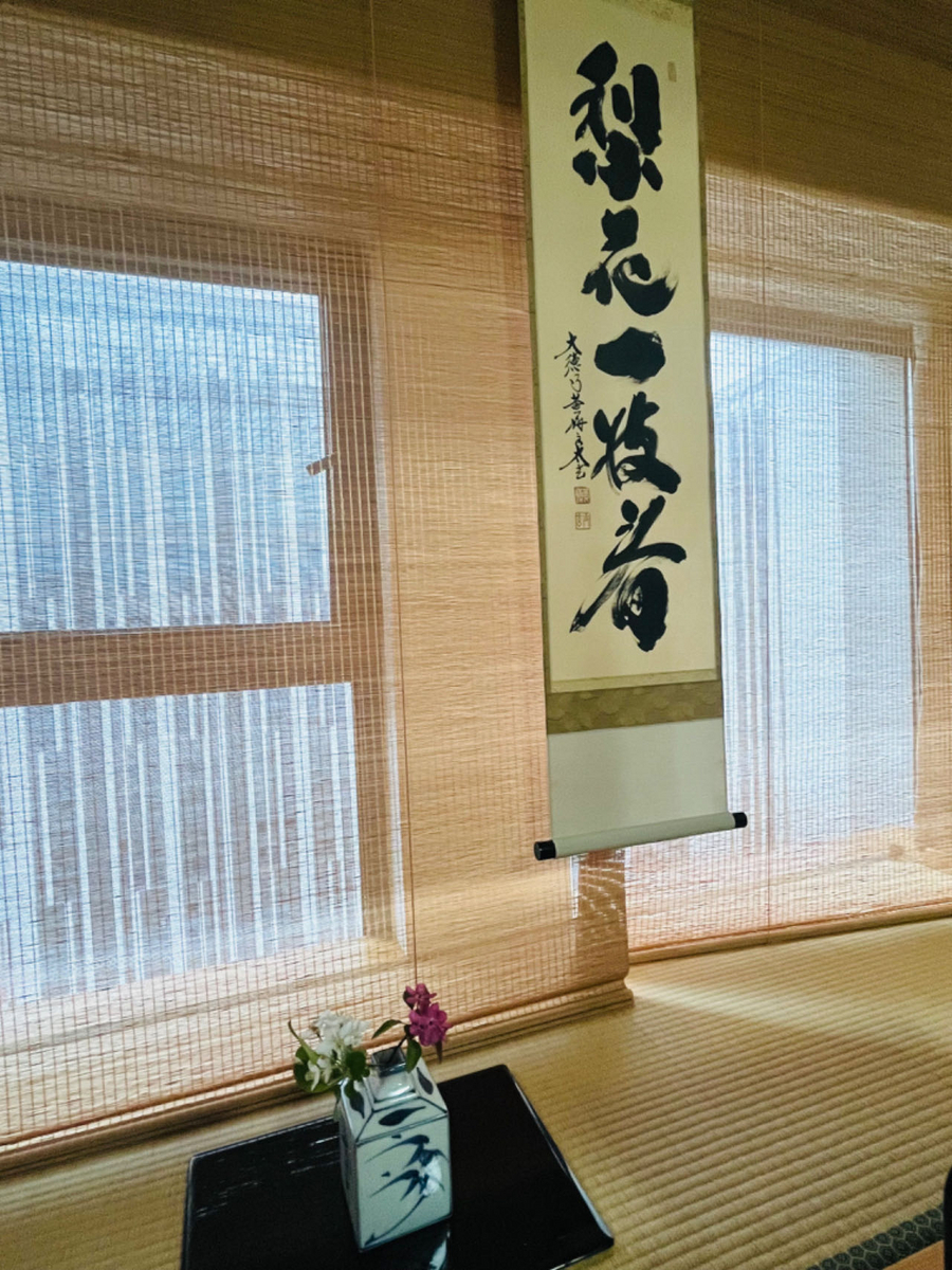 中国の茶室で「梨花一枝春」の掛け軸 - 漢詩作りのための雑記
