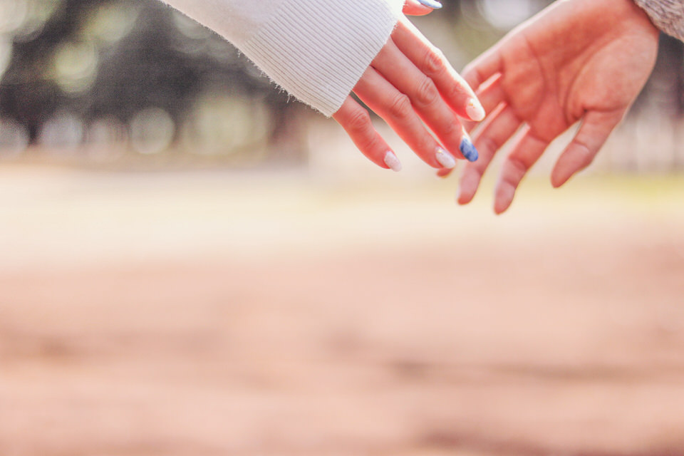 手を繋ぐ