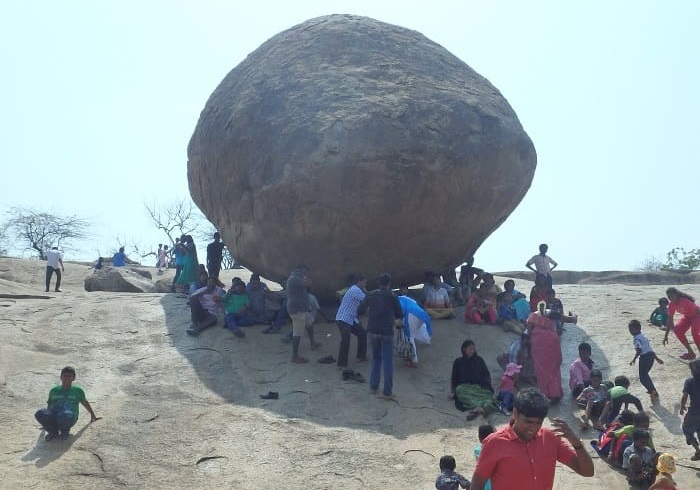 マハーバリプラムにある「クリシュナのバターボール」