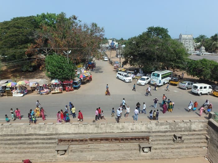 岩壁彫刻（アルジュナの苦行・ガンガーの降下）の上から見た景色
