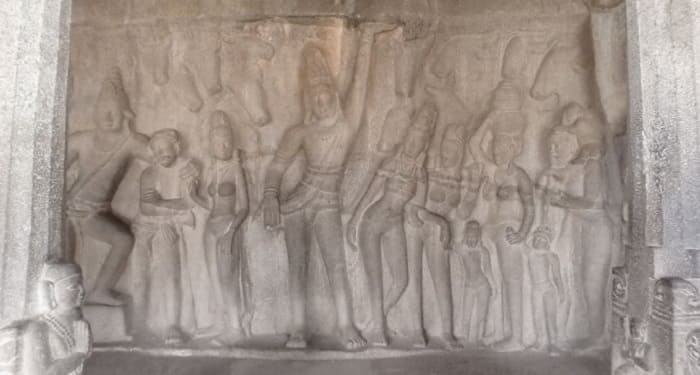 クリシュナ石窟寺院内部のヴィシュヌ神の彫刻