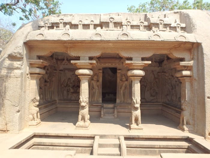 正面から撮影したバラハ石窟寺院