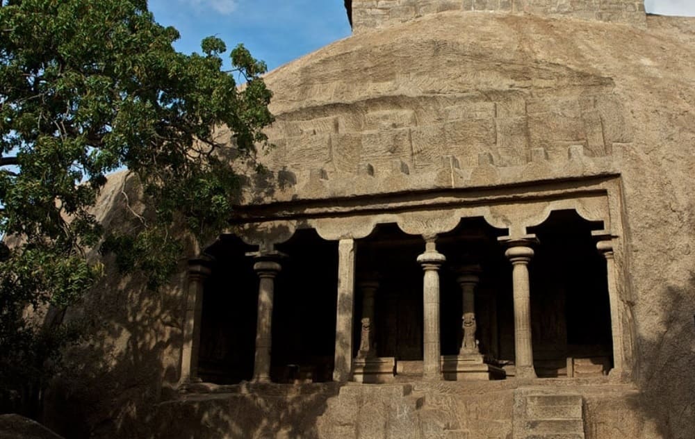 マハーバリプラムの石窟寺院（マヒシャースラマルディニー石窟寺院）