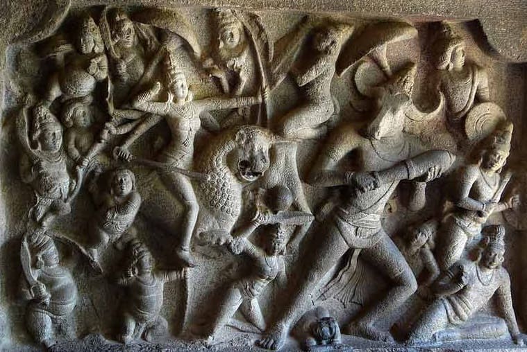 マハーバリプラムのマヒシャースラマルディニー石窟寺院内部の彫刻