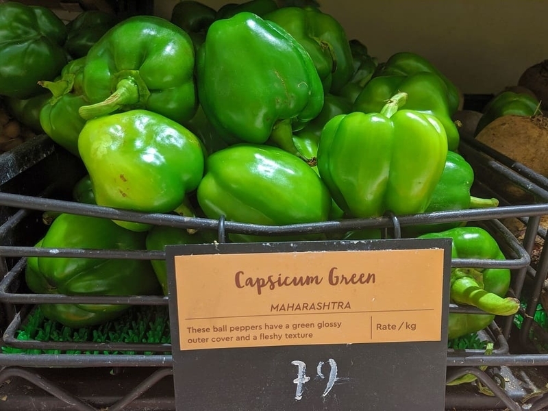 ムンバイの富裕層向けスーパーで売られているピーマンも「capsicum」と表記されている。