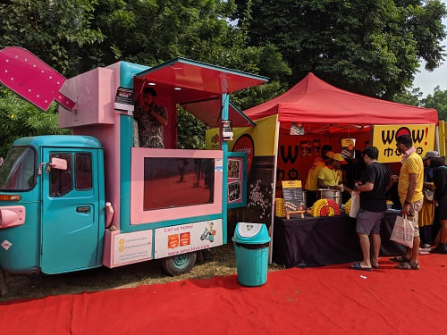 ビブ会場外のフードワゴン