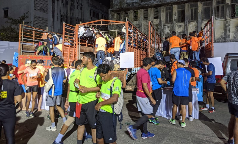 ムンバイマラソンの荷物運搬車