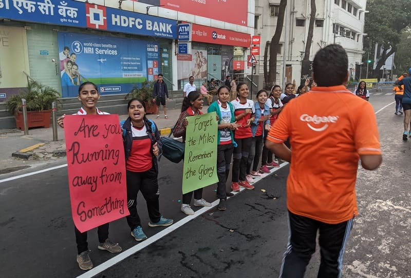 ムンバイマラソンで応援する子供たち