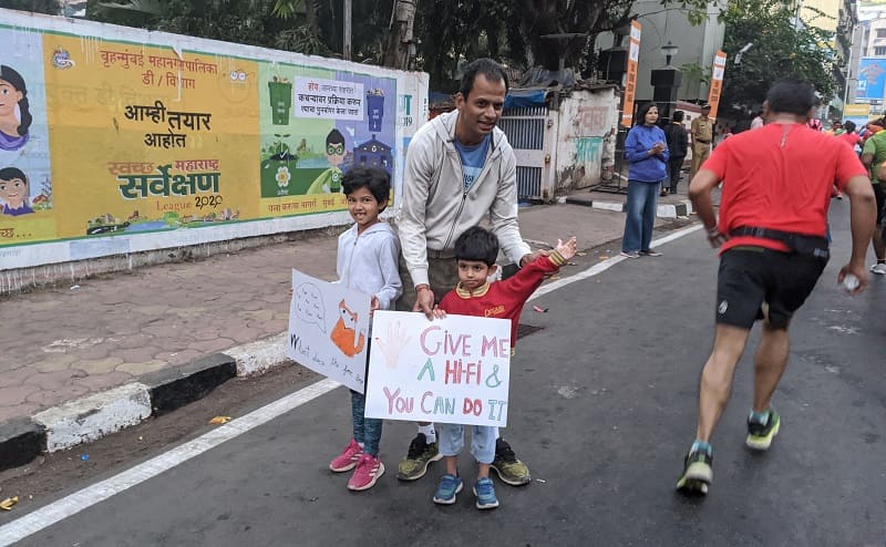 ムンバイマラソンで応援する家族