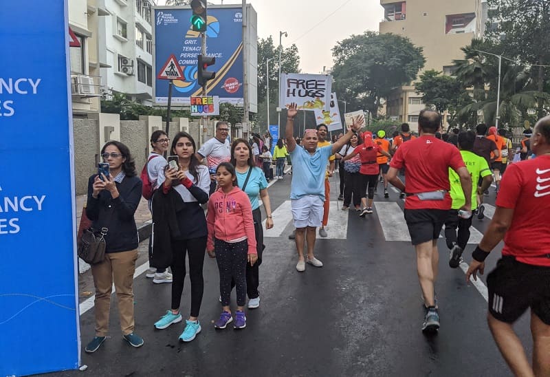 ムンバイマラソンでフリーハグするおじさん