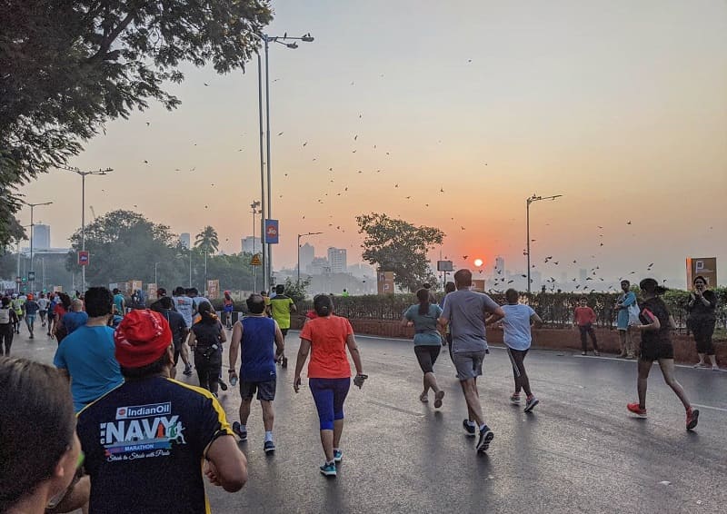 ムンバイマラソンの終盤、マリーンドライブの日の出