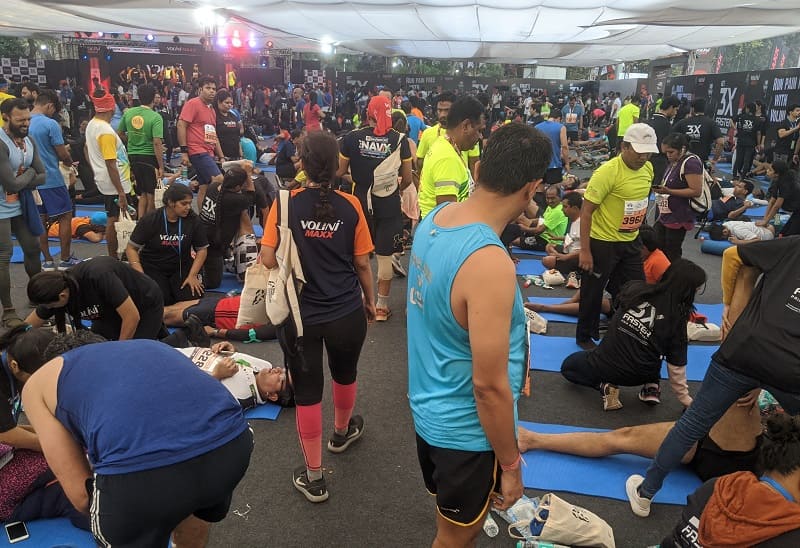 ムンバイマラソンゴール後のストレッチのサービス