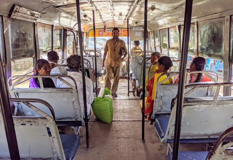 ローカルバス車内の様子