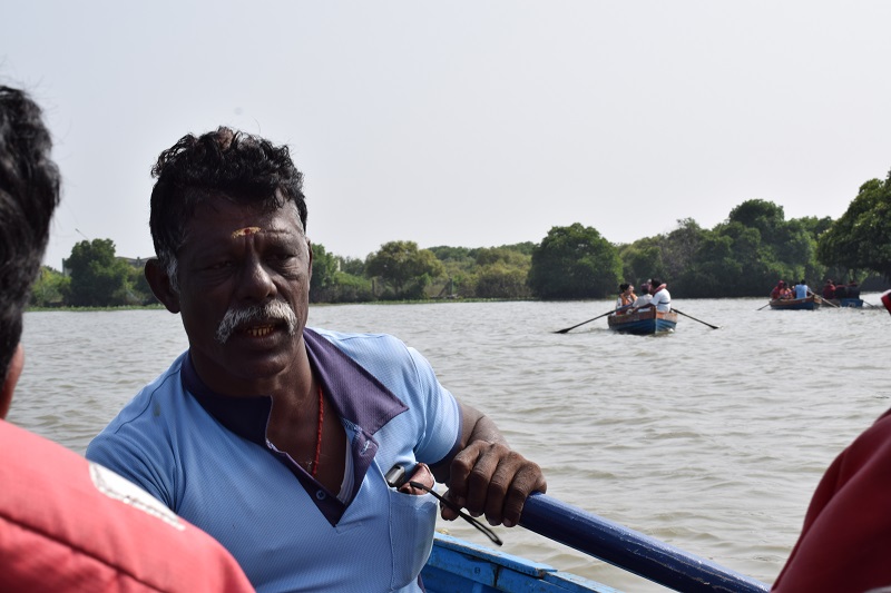 ピチャワラムマングローブ林でボートを漕ぐおじさん