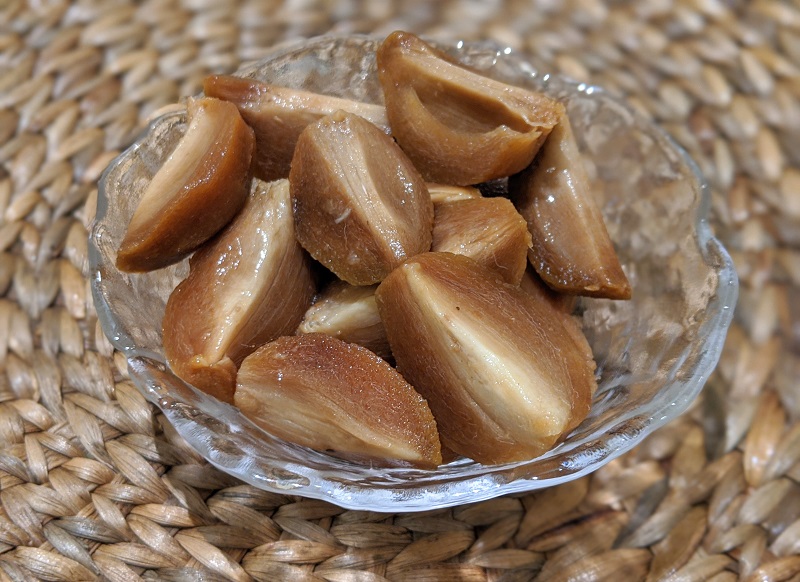 チクー（サポジラ）を容器に盛り付けたところ