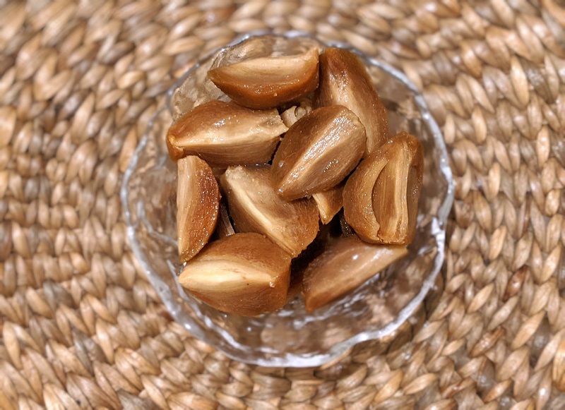 チクー（サポジラ）を容器に盛り付けたところ