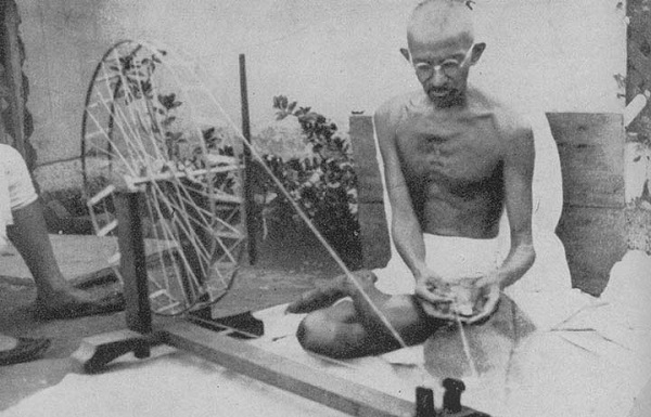 アーメダバードのアシュラムで糸を紡ぐガンディー（1925年）