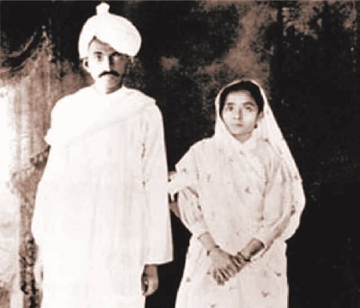 南アフリカからインドに帰国したガンディーとカストゥールバーイ