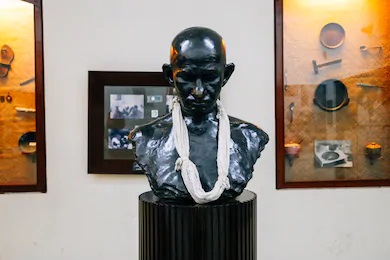 マニバワンのガンジー像