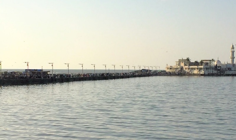 ハジアリ霊廟の参道