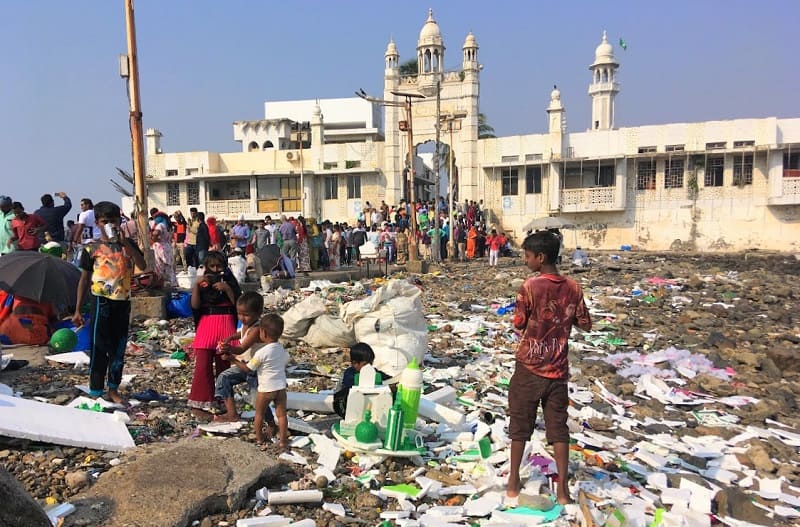 ハジアリの入り口の門の前