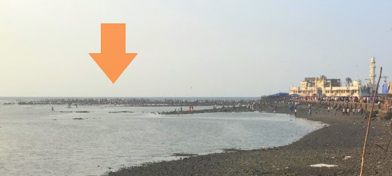 ハジアリ霊廟を遠くから撮影した写真