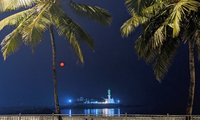 夜中のハジアリ霊廟
