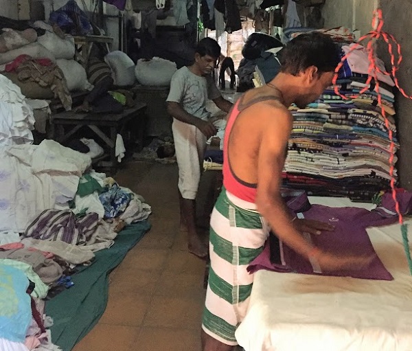 ドービーガートでアイロンがけをする様子②