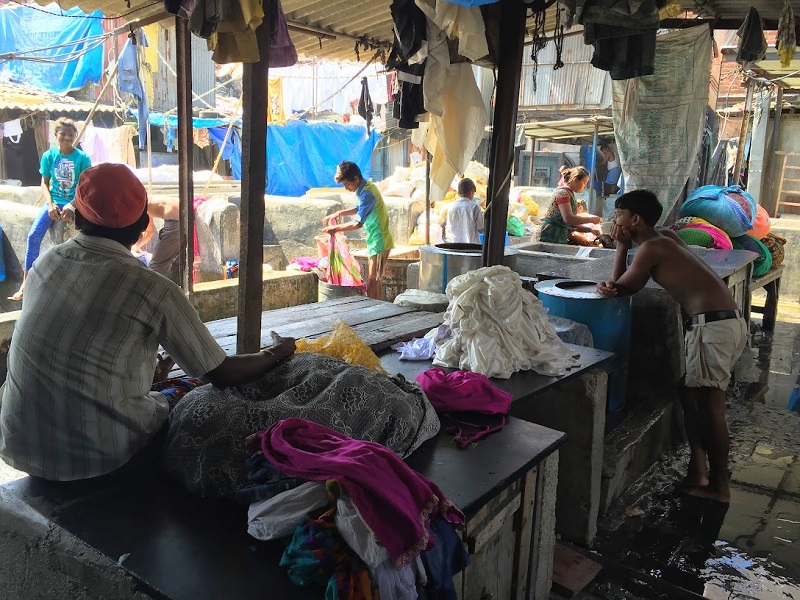 ドービーガートでサリーの仕分けをする様子