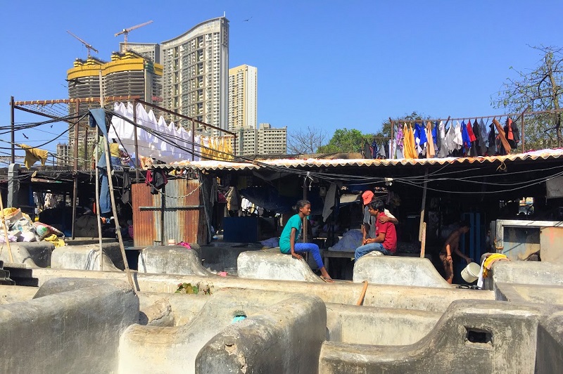 ドービーガートでおしゃべりする子供たち