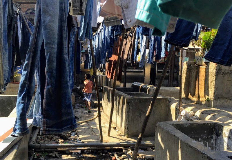 ドービーガート内を走り回る子供