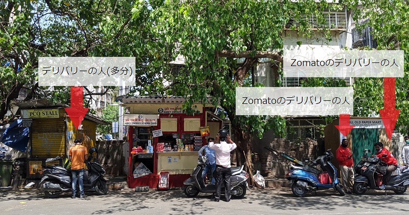 待機中に会話を楽しんでいるデリバリー配達員