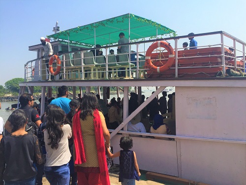エレファンタ島行きのフェリーに乗船