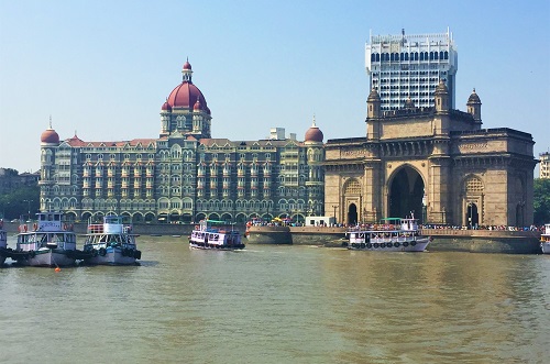 海から見たインド門とタージマハルホテル
