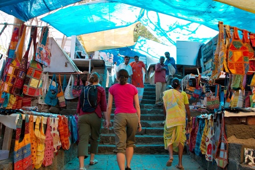 石窟寺院までの長い参道