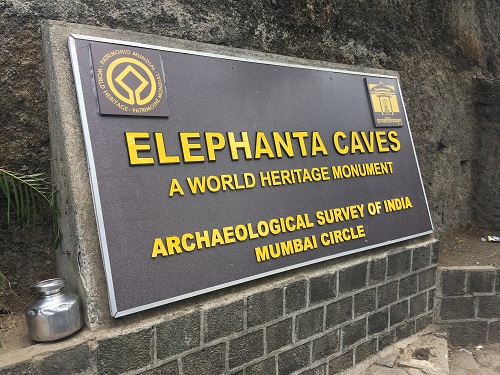 エレファンタ島石窟寺院群の看板