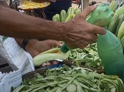 マサラ塩をかけたきゅうりを提供する屋台