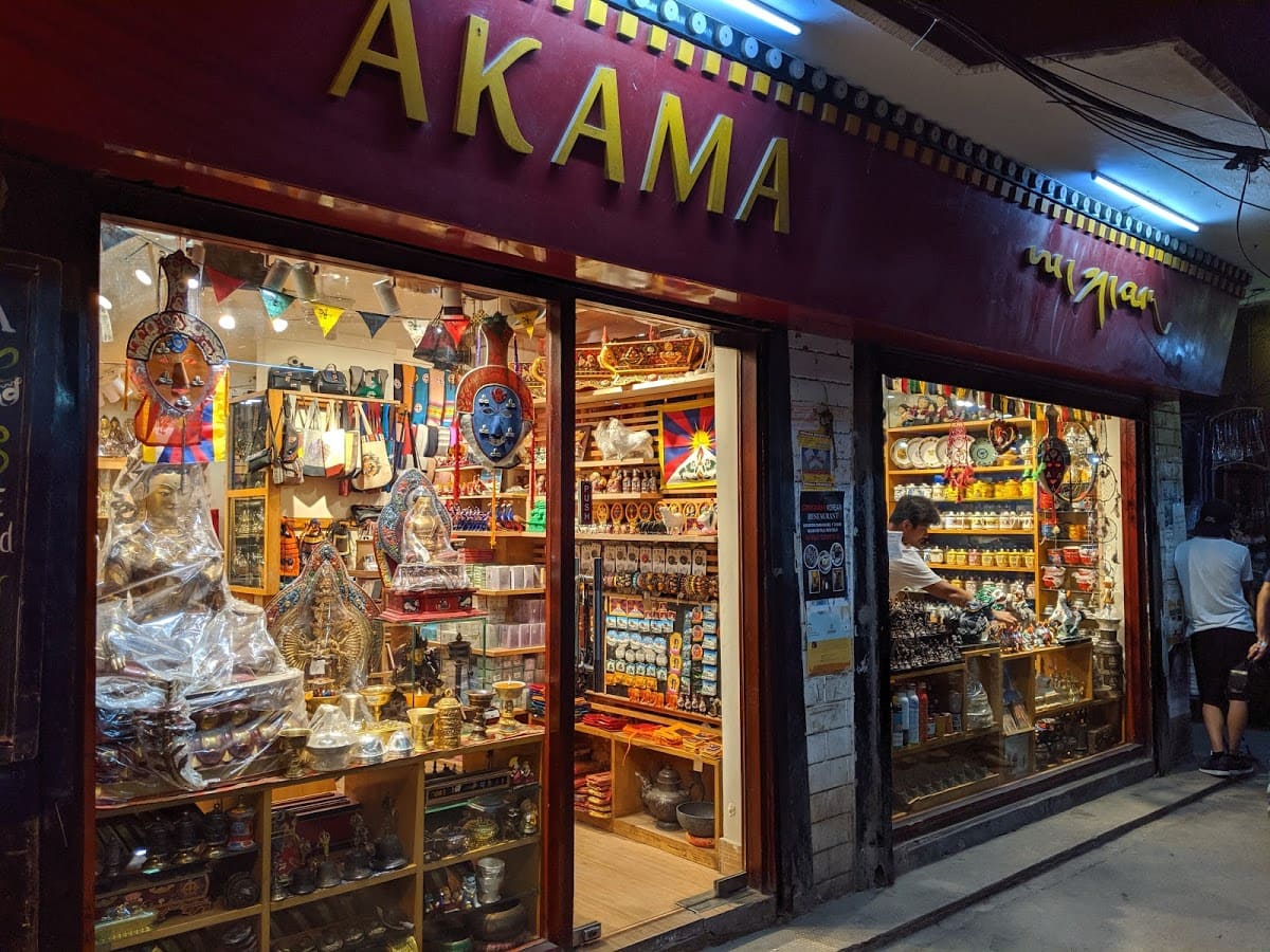 デリーのチベット街にある雑貨屋(AKAMA)