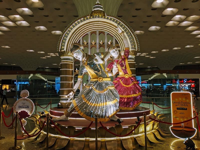 ムンバイ空港のディワリを祝うオブジェ