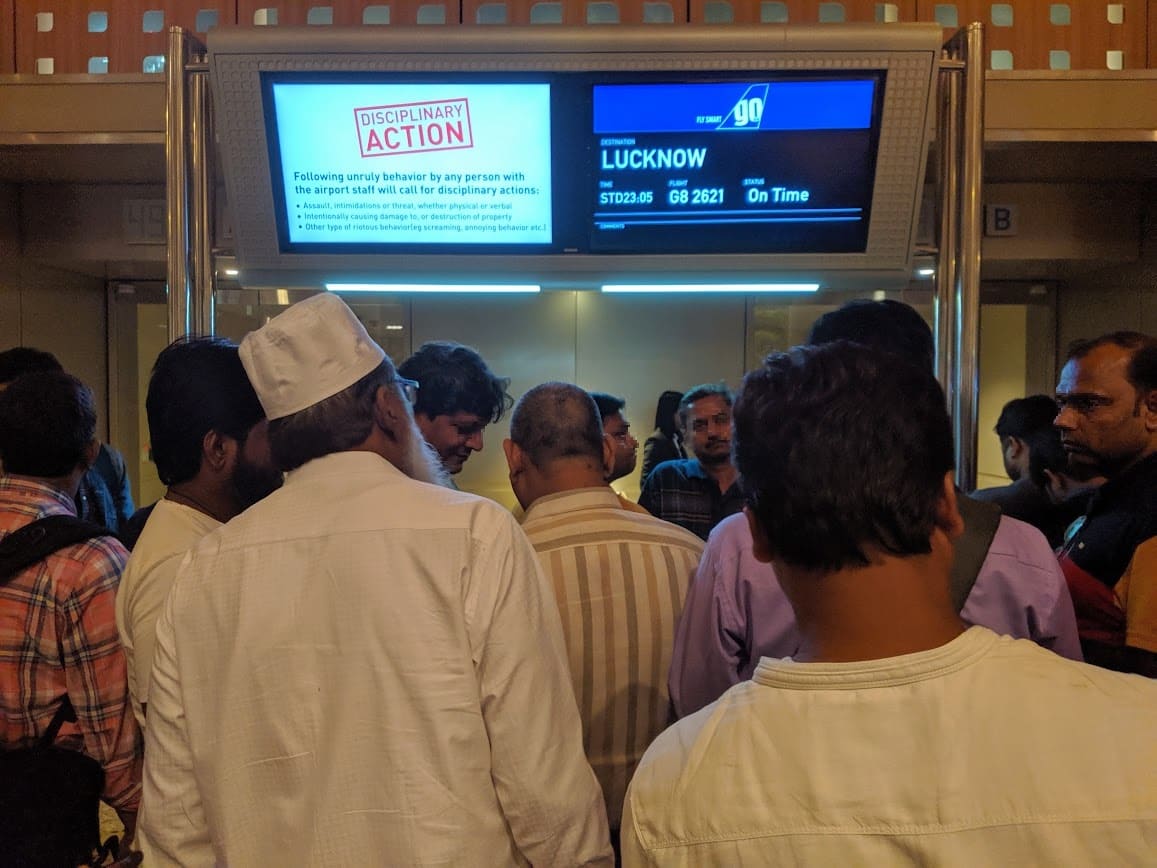 ラクナウ行き飛行機に搭乗する旅客